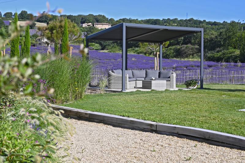 Terrain de pétanque avec vue sur les lavandes