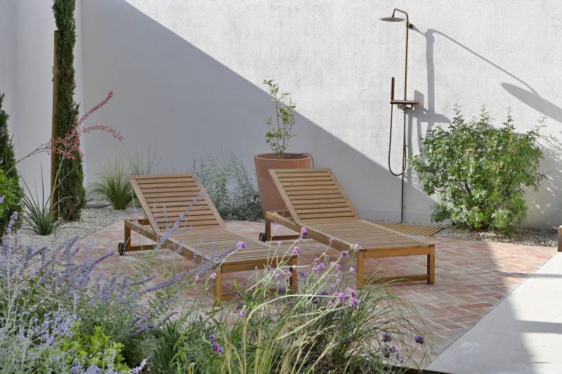 Espace transats et douche en cuivre