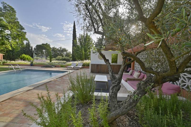 Contour de piscine en carrelage