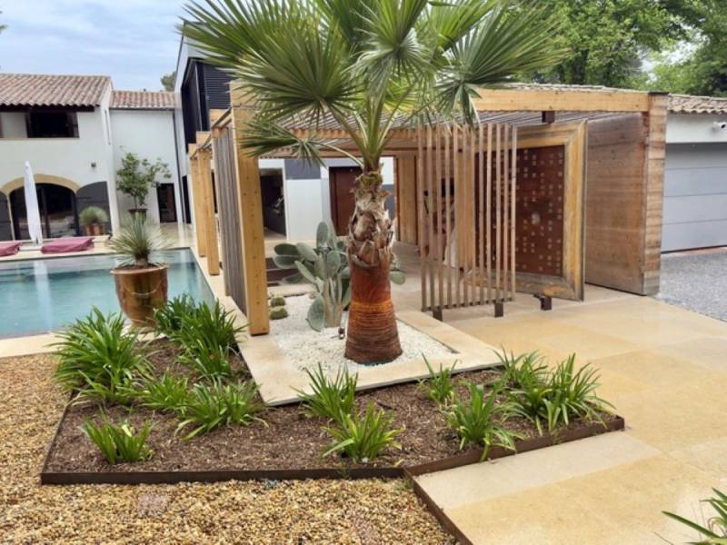 Aménagement d'un espace piscine avec terrasse