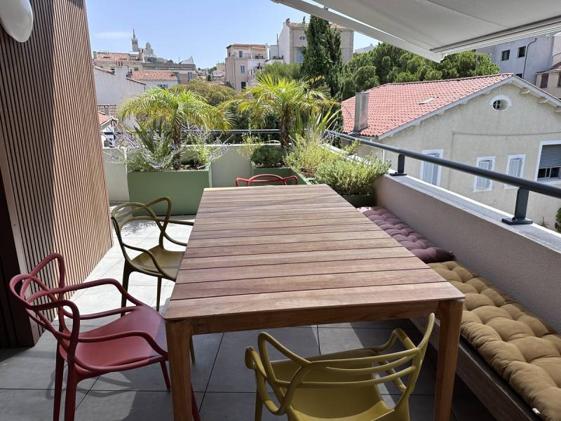 coin repas d'une terrasse à Marseille